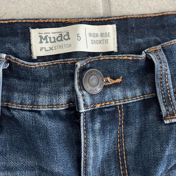 Mudd Women's High Rise Jean Shorts Juniors Size 5 Distressing Dark Wash Beachy - Picture 3 of 4